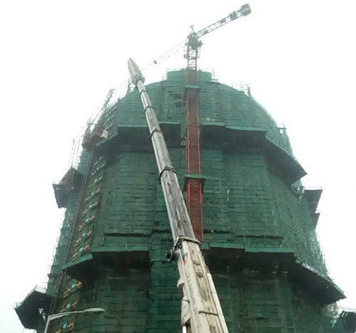 睢宁吊车在工地上作业